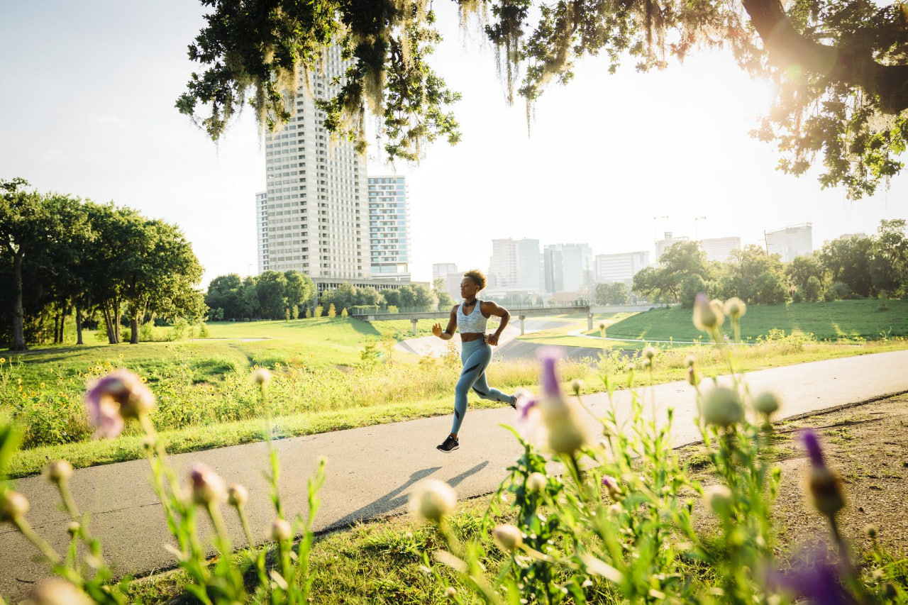 Person som joggar på en väg